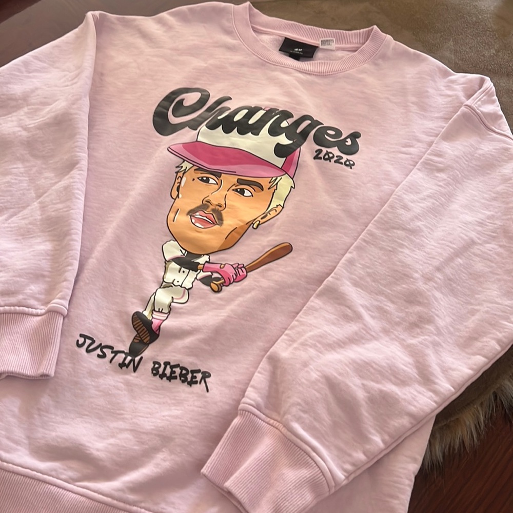 Justin Bieber Changes Sweatshirt from H&M, Size: M **NWOT**